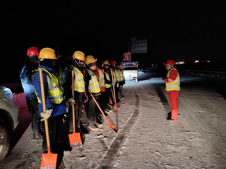 闻令而动，再战冰雪！路桥铁军奋战湖北除雪抗灾最前沿