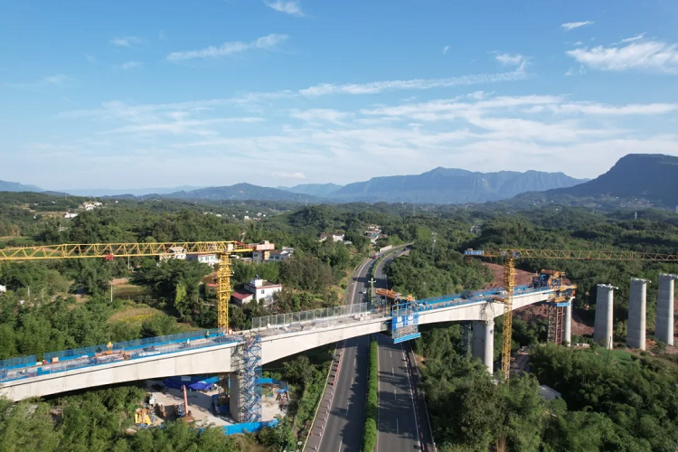 奋战四季度⑧ | 隆黄铁路五分部黄角坡跨厦蓉高速特大桥顺利合龙